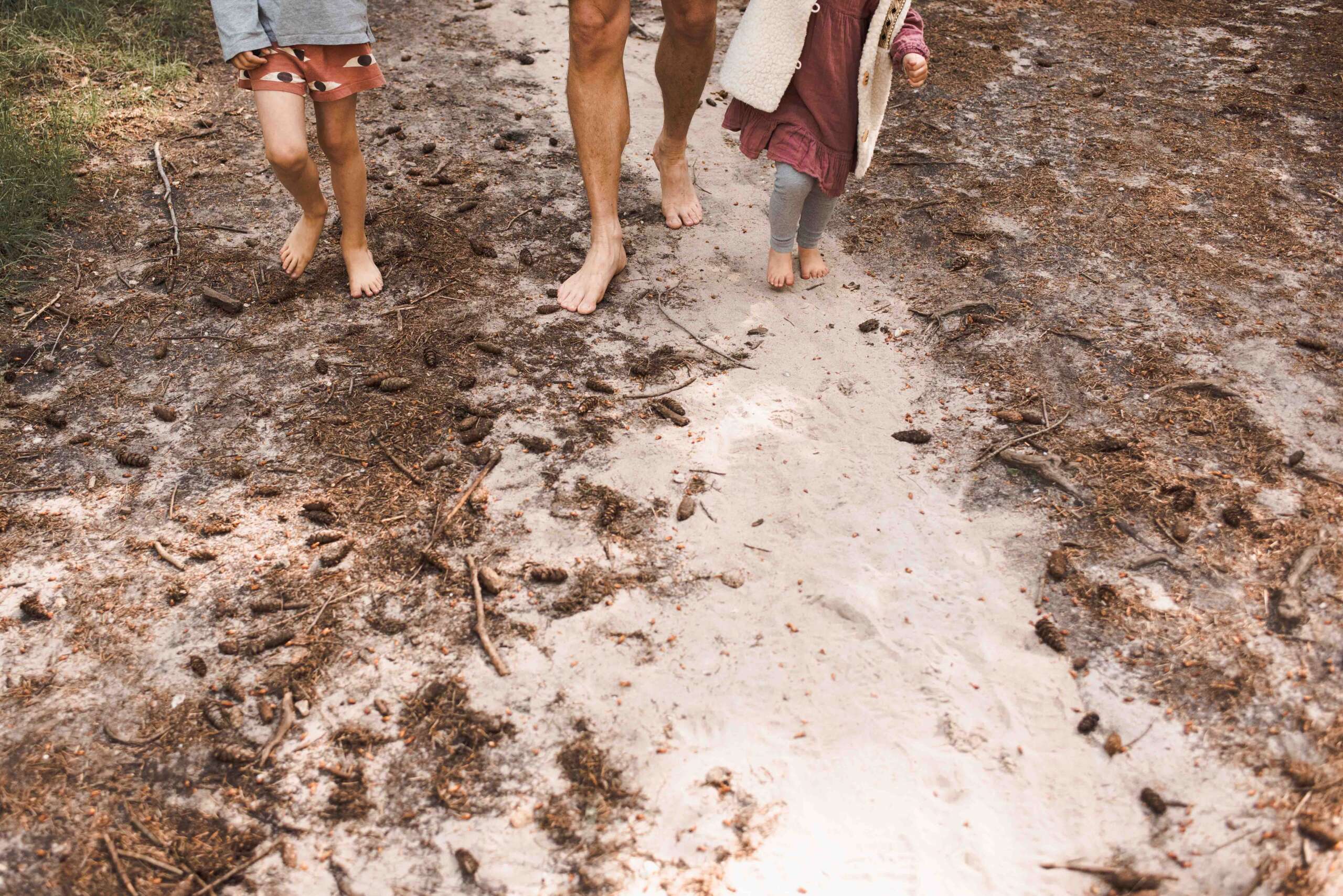 lopen op blote voeten in de natuur