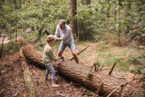 samen met je kind hout hakken