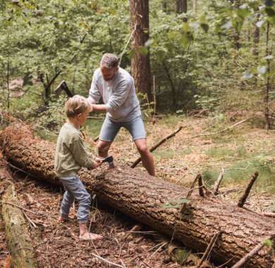 samen met je kind hout hakken