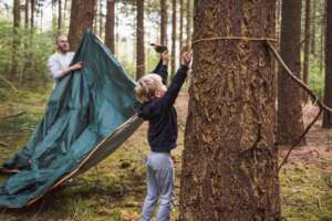 een hut bouwen in de natuur met touw en zeil