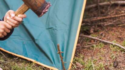 hoe maakt je kind een eigen tent in de natuur