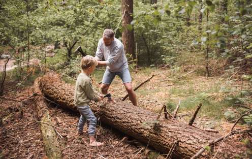 samen met je kind hout hakken